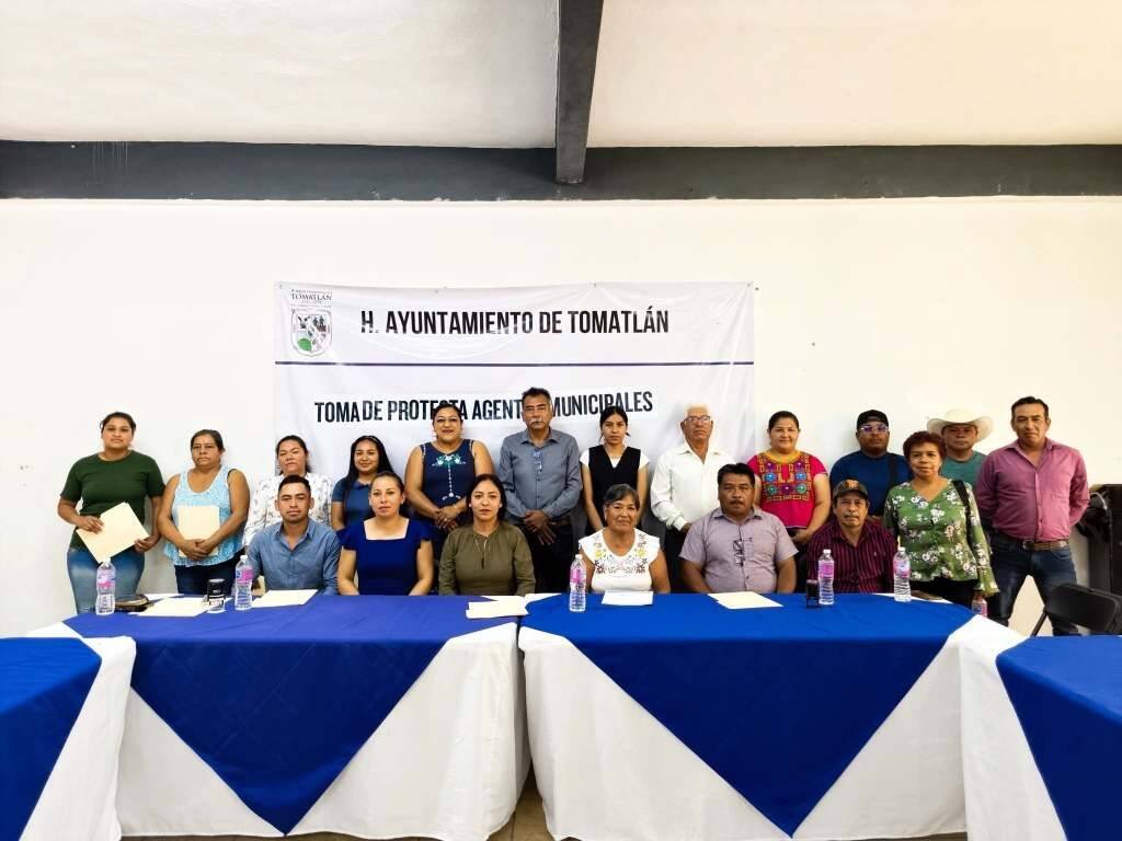 NICOLÁS PRADO ENTREGA CONSTANCIAS A AGENTES MUNICIPALES
