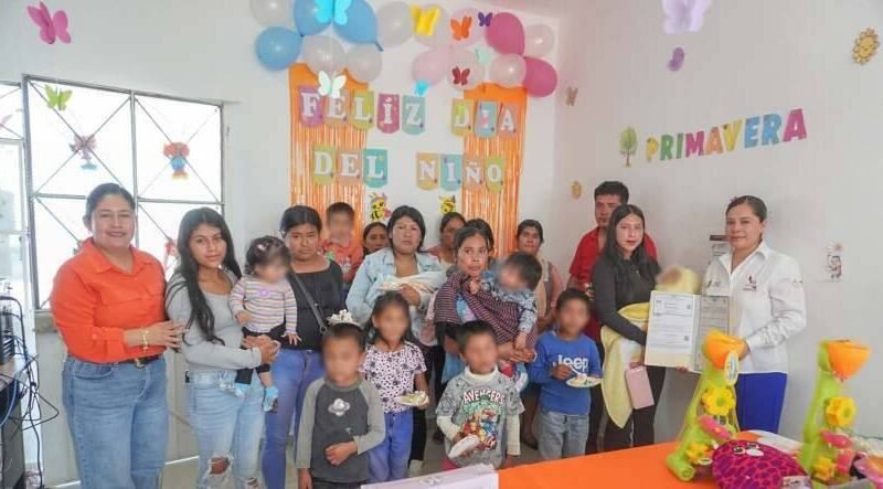 ENTREGAN ACTAS DE NACIMIENTO EN CALCAHUALCO