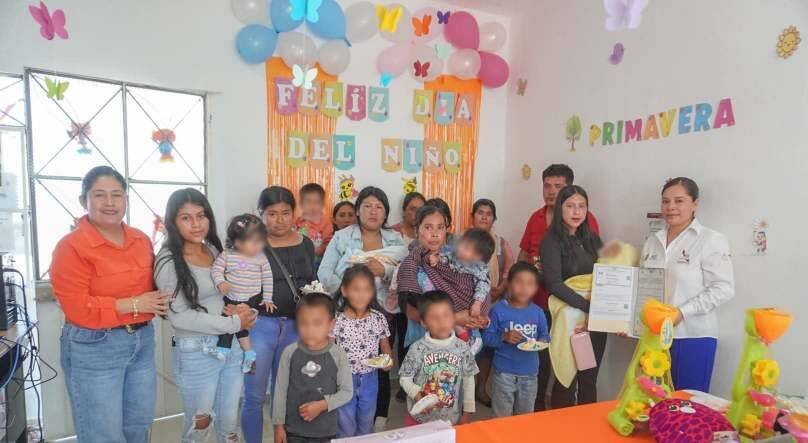 ENTREGAN ACTAS DE NACIMIENTO EN CALCAHUALCO