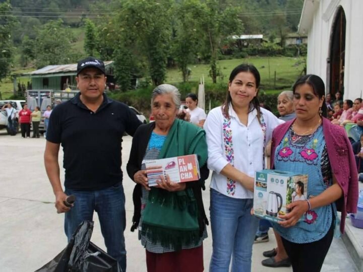 CONTINÚA AYUNTAMIENTO Y DIF DE ALPATLÁHUAC RECORRIDO EN LAS COMUNIDADES