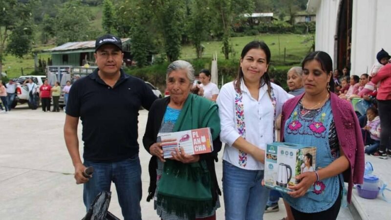 CONTINÚA AYUNTAMIENTO Y DIF DE ALPATLÁHUAC RECORRIDO EN LAS COMUNIDADES