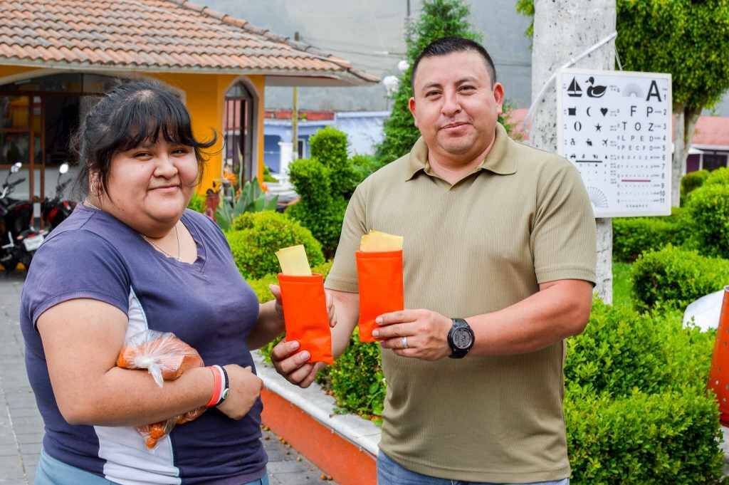 ENTREGAN LENTES EN ALPATLÁHUAC