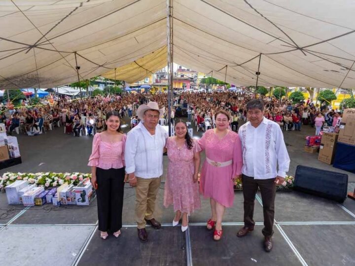 FESTEJAN EN GRANDE A LAS MAMÁS DE COSCOMATEPEC