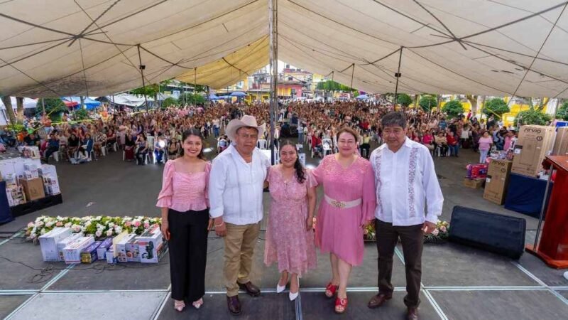 FESTEJAN EN GRANDE A LAS MAMÁS DE COSCOMATEPEC