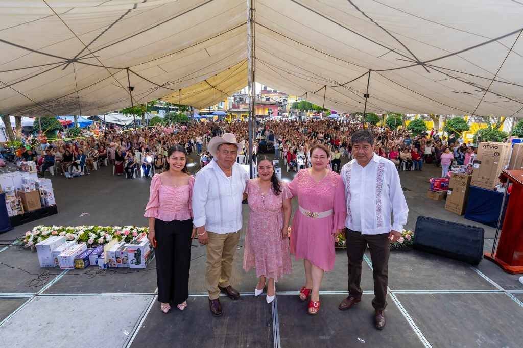 FESTEJAN EN GRANDE A LAS MAMÁS DE COSCOMATEPEC