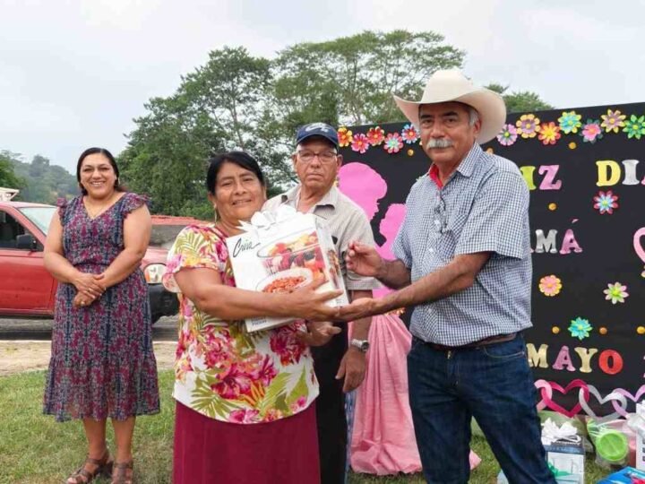 LLEVAN FESTEJO DEL DÍA DE LA MADRE A COMUNIDADES DE TOMATLÁN