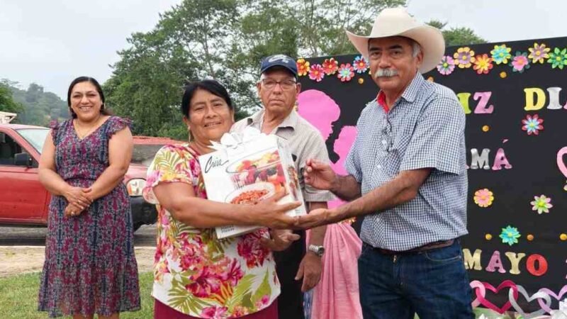 LLEVAN FESTEJO DEL DÍA DE LA MADRE A COMUNIDADES DE TOMATLÁN
