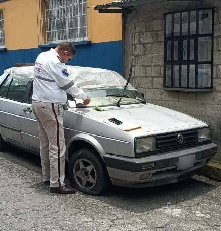 VAN CONTRA AUTOS MACETA EN TOMATLÁN