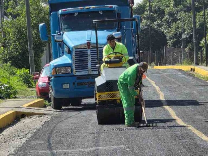 REANUDAN TRABAJOS DE BACHEO EN ALPATLÁHUAC