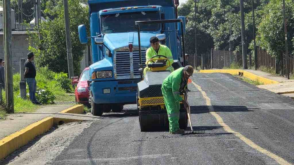 REANUDAN TRABAJOS DE BACHEO EN ALPATLÁHUAC