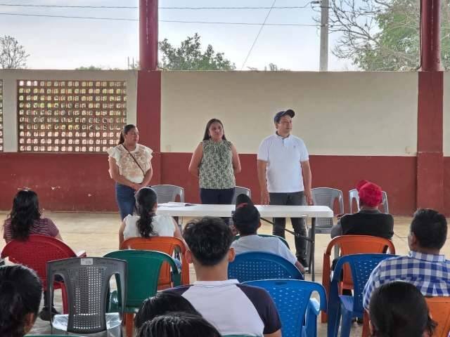 ALCALDE DE TOTUTLA SE REÚNE CON HABITANTES DE EL SANTUARIO