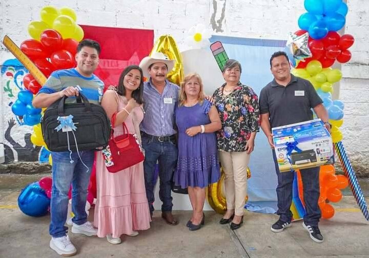 FESTEJAN EN CALCAHUALCO A LOS MAESTROS