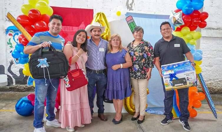 FESTEJAN EN CALCAHUALCO A LOS MAESTROS