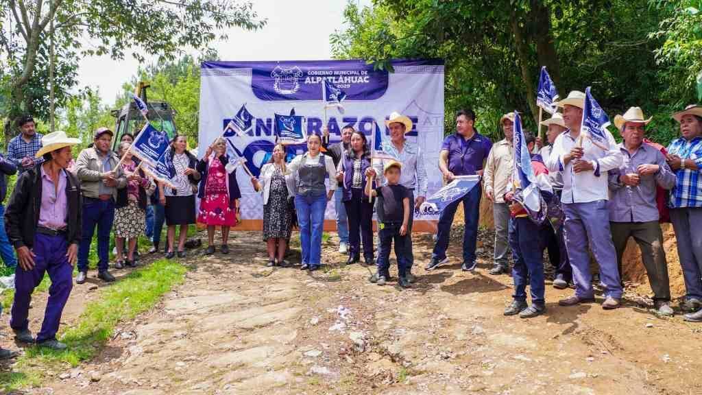 ALCALDE DE ALPATLÁHUAC PONE EN MARCHA PAVIMENTACIÓN EN CALZACAYO