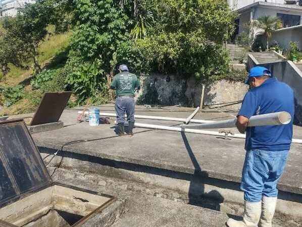 DAN MANTENIMIENTO A CAJAS DE AGUA DE ALPATLÁHUAC