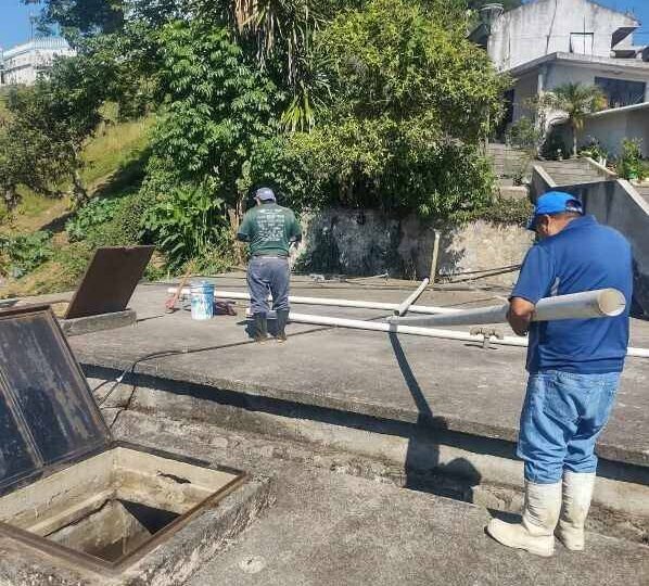DAN MANTENIMIENTO A CAJAS DE AGUA DE ALPATLÁHUAC