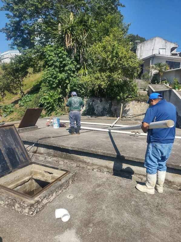 DAN MANTENIMIENTO A CAJAS DE AGUA DE ALPATLÁHUAC