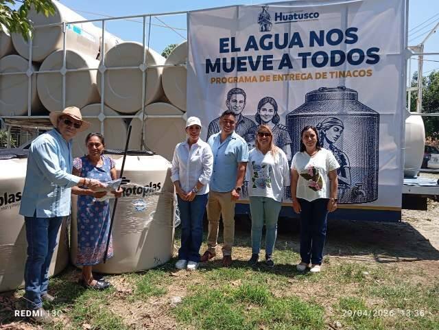 ENTREGA ALCALDE DE HUATUSCOTANQUES DE ALMACENAMIENTO DE AGUA