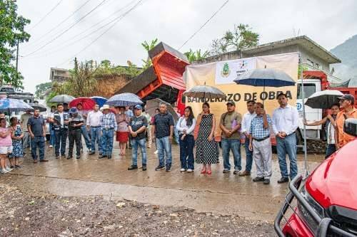 PAVIMENTARÁN DOS CALLES EN POTRERILLO EN IXHUATLÁN DEL CAFÉ