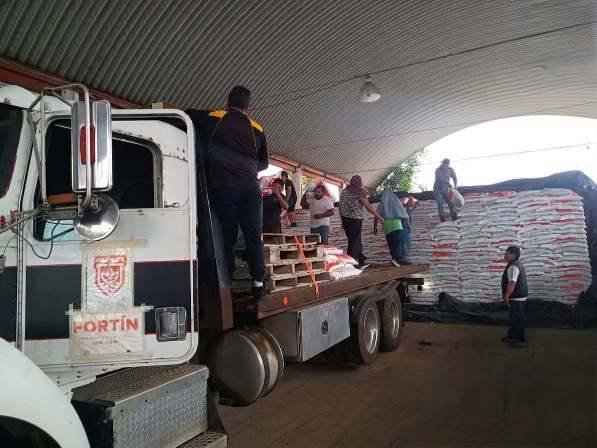 ENTREGAN FERTILIZANTE A PRODUCTORES FORTINENSES
