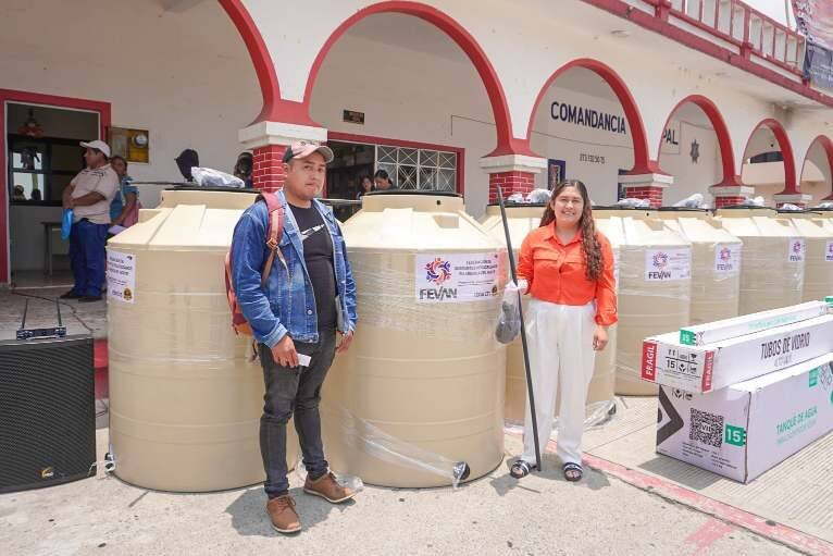 ENTREGAN APOYOS A FAMILIAS DE CALCAHUALCO
