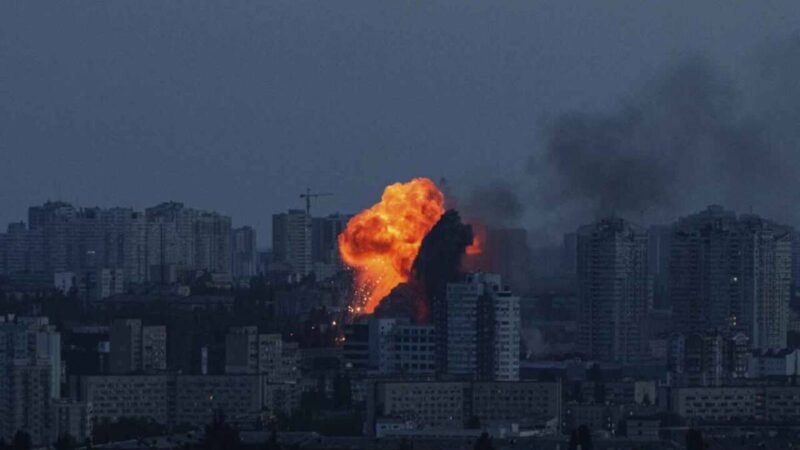 RUSIA LANZA INTENSO BOMBARDEO CONTRA KIEV TRAS ADVERTENCIAS DE ZELENSKI