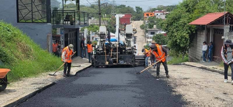 AVANZA PAVIMENTACIÓN EN LAS GARDENIAS