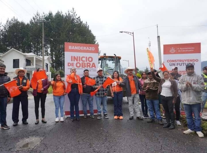 PRESIDENTE MUNICIPAL DE CALCAHUALCO DA BANDERAZO EN TOTOZINAPA