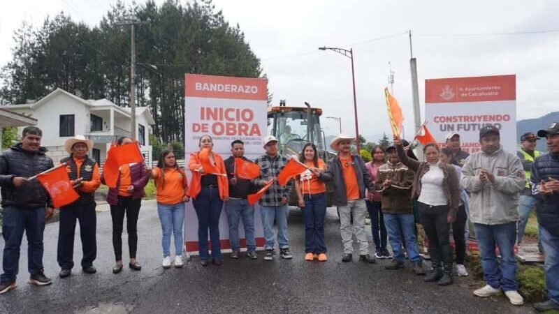 PRESIDENTE MUNICIPAL DE CALCAHUALCO DA BANDERAZO EN TOTOZINAPA