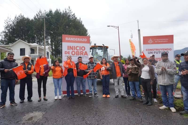 PRESIDENTE MUNICIPAL DE CALCAHUALCO DA BANDERAZO EN TOTOZINAPA