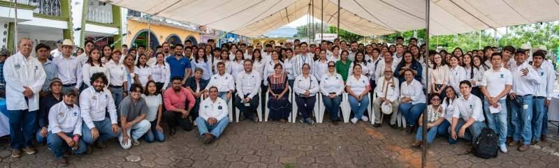 PRESENTAN PROYECTOS ESTUDIANTES DE LA UV EN IXHUATLÁN DEL CAFÉ