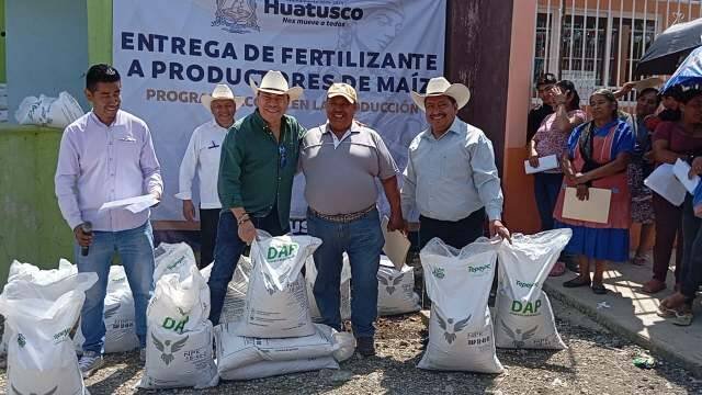ENTREGA URCINO MÉNDEZ FERTILIZANTE A PRODUCTORES DE MAÍZ