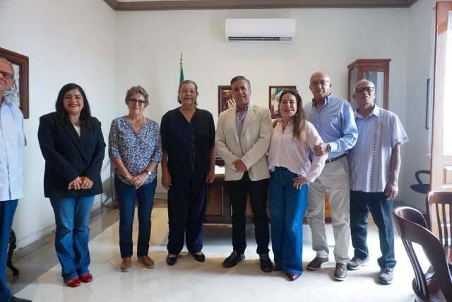 MANUEL ALONSO CEREZO RECIBE A CÓNSUL DE CUBA