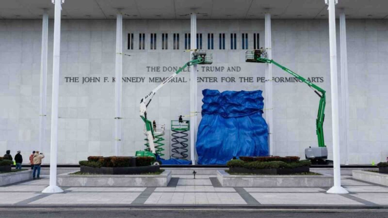 JUEZ ORDENA RETIRAR EL NOMBRE DE DONALD TRUMP DEL KENNEDY CENTER