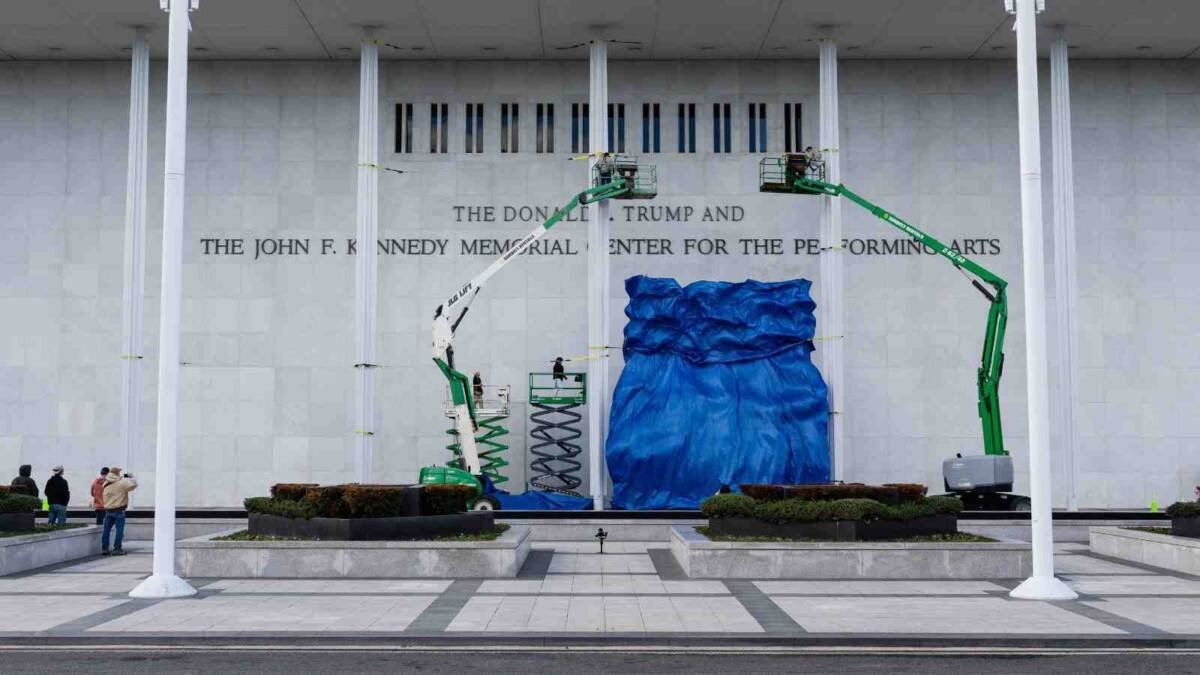 JUEZ ORDENA RETIRAR EL NOMBRE DE DONALD TRUMP DEL KENNEDY CENTER