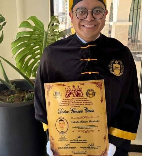 OTORGAN DOCTORADO HONORIS CAUSA A VALENTÍN NOLASCO