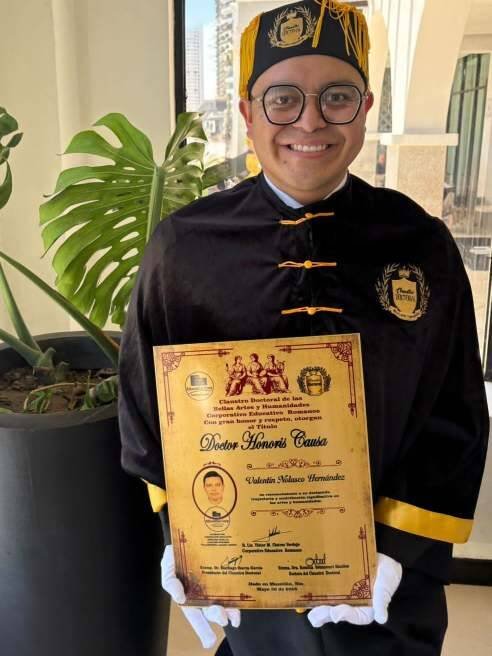 OTORGAN DOCTORADO HONORIS CAUSA A VALENTÍN NOLASCO