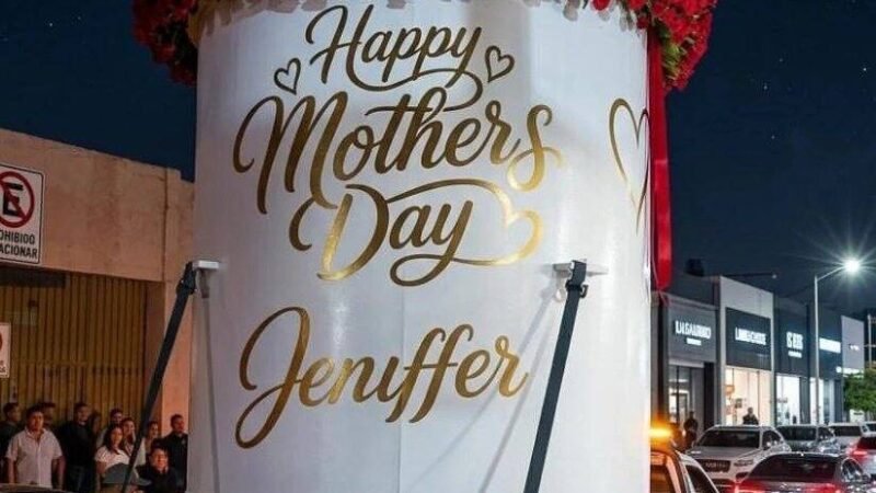 RECIBE ENORME RAMO DE 4 MIL FLORES EL DÍA DE LA MADRE