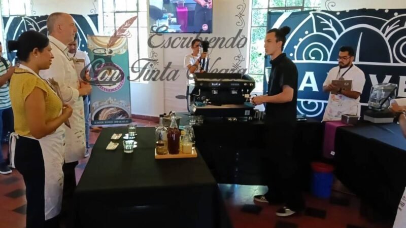 COMPETENCIA REGIONAL DE ARTE LATTE Y COCTELERÍA REÚNE A 24 PARTICIPANTES EN ORIZABA