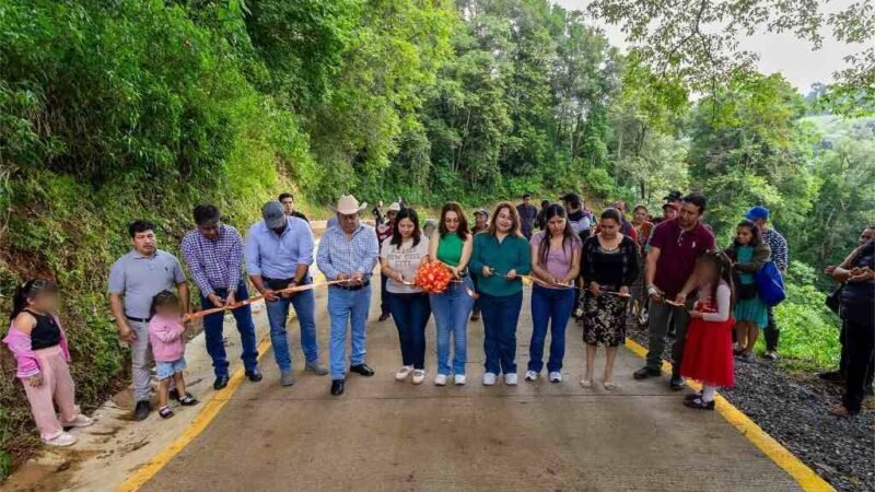 ALCALDE DE COSCOMATEPEC INAUGURA PAVIMENTACIÓN EN EL DURAZNO