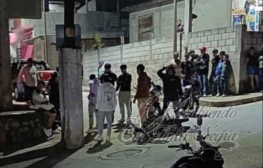 SE ESTRELLA MOTOCICLISTA CONTRA CAMIONETA