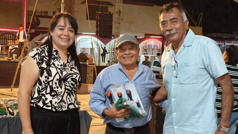 FESTEJAN EL DÍA DEL PADRE EN TOMATLÁN