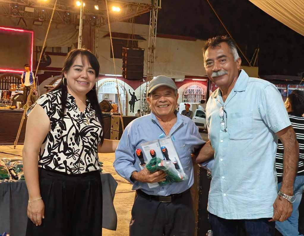 FESTEJAN EL DÍA DEL PADRE EN TOMATLÁN