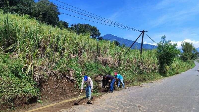 REALIZAN LIMPIEZA DE CAMINOS DE TOMATLÁN
