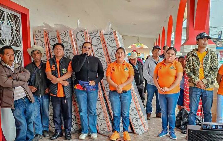 DIF DE CALCAHUALCO ENTREGA APOYOS