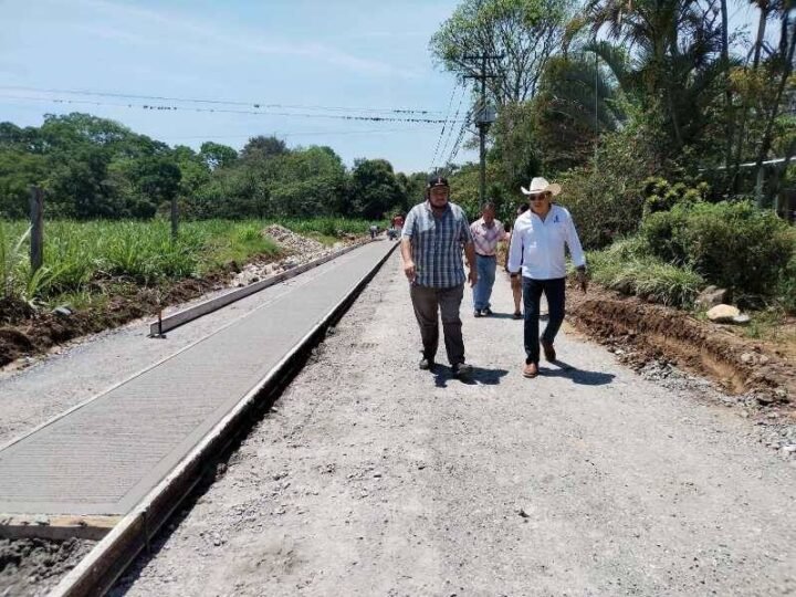 ALCALDE DE HUATUSCO SUPERVISA OBRA EN CHAVAXTLA