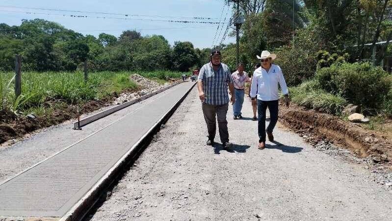 ALCALDE DE HUATUSCO SUPERVISA OBRA EN CHAVAXTLA