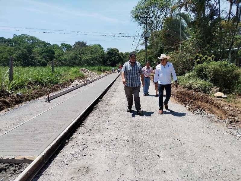 ALCALDE DE HUATUSCO SUPERVISA OBRA EN CHAVAXTLA