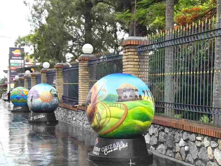 BALONES MONUMENTALES LLEGAN AL POLIFORUM MIER Y PESADO
