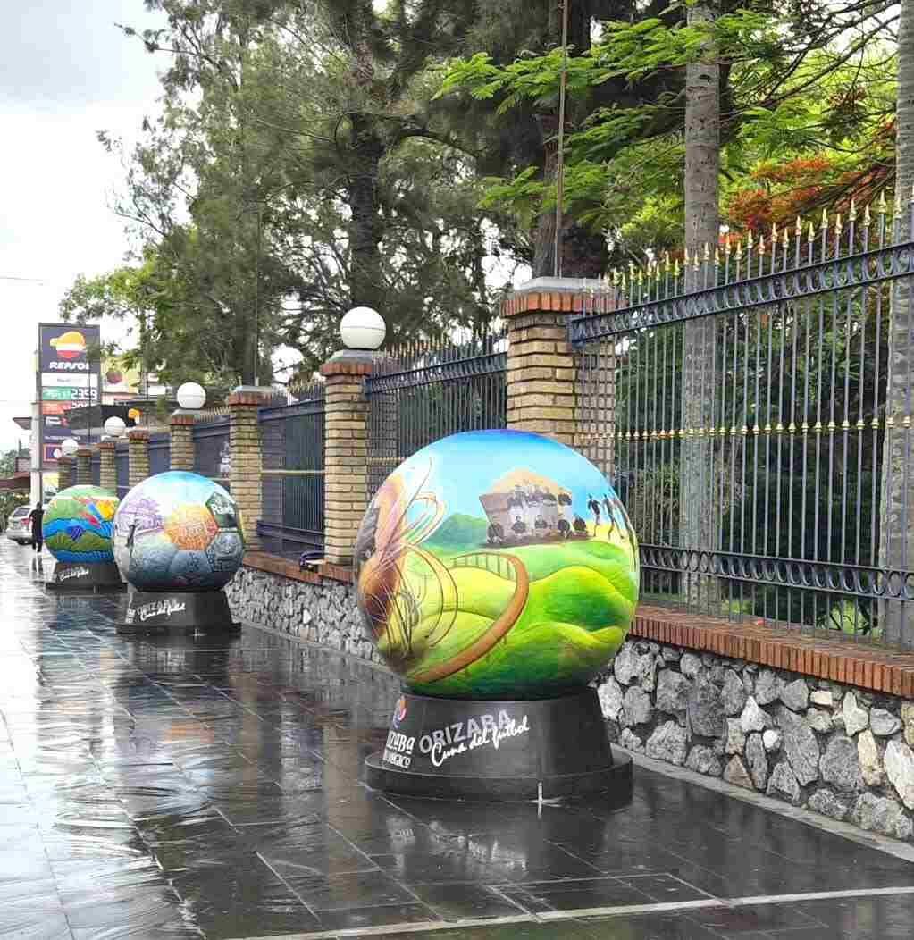 BALONES MONUMENTALES LLEGAN AL POLIFORUM MIER Y PESADO